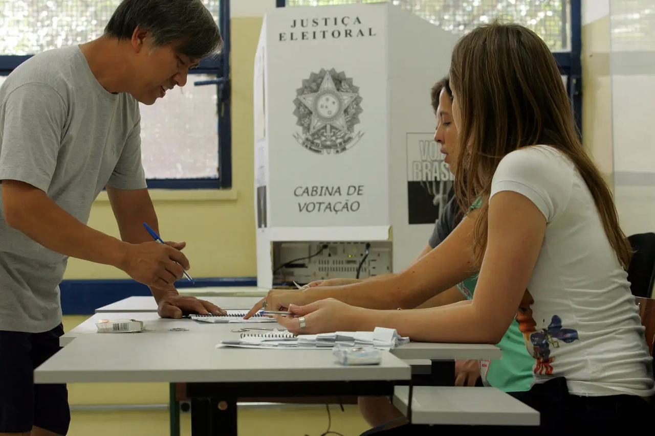 Pessoas que atuarem como mesárias nas eleições têm direito a folga no trabalho pelo dobro de dias de convocação