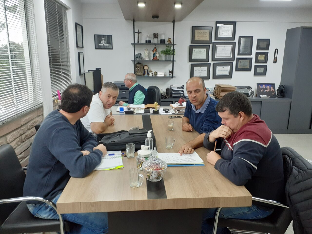 Patronal insiste no trabalho aos domingos de graça para o comércio